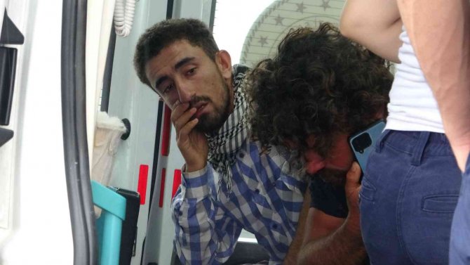 Kahvaltı Yapmak İçin Ağaç Altına Sığınan 6 Çobana Yıldırım Düştü