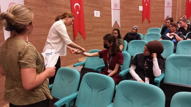 Yoğun Bakım Hemşirelerine Yara Bakım Eğitimi