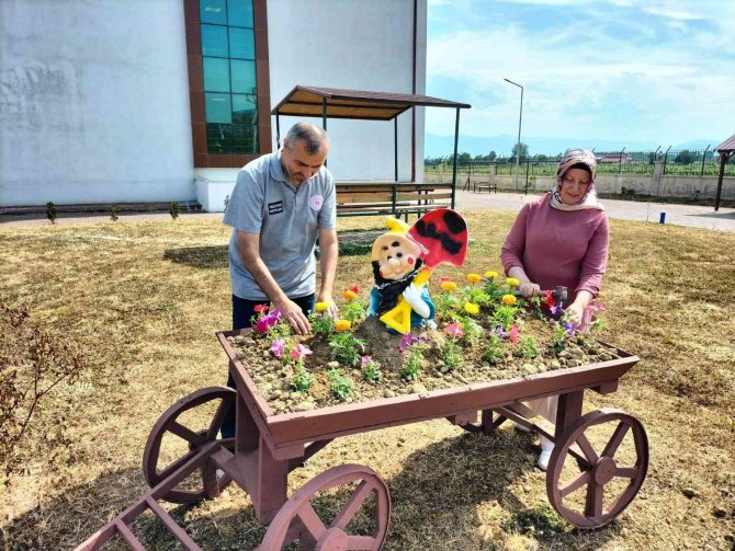 Yurdun Bahçesini Öğrenciler Çiçeklendirdi