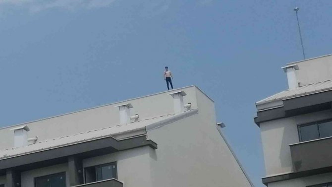 İ̇şten Çıkarılan Otel Çalışanı Personel Lojmanının Çatısına Çıktı