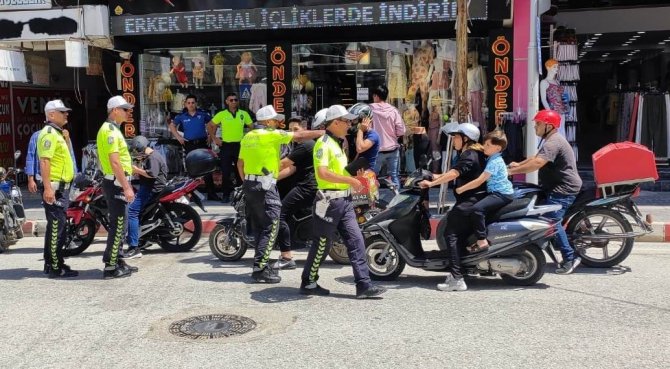 Samandağ’da Trafik Polisleri, Motosiklet Sürücülerine Bilgilendirme Yaptı