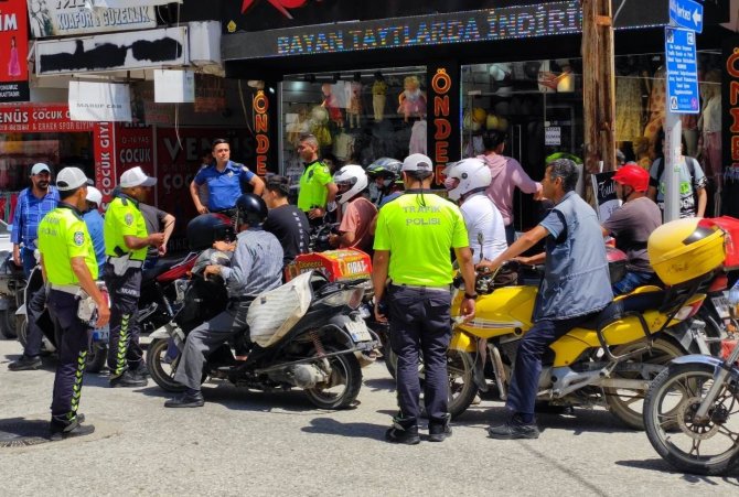 Samandağ’da Trafik Polisleri, Motosiklet Sürücülerine Bilgilendirme Yaptı