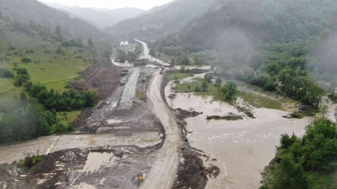 Sada Çayının Taşmasıyla Yol Çöktü, İki İlçenin Kastamonu’yla Bağlantısı Kesildi
