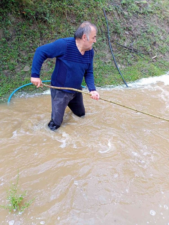 Sağanak Sonrası Karayolu Göle Döndü, Bahçeler Zarar Gördü