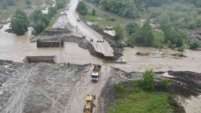 Sada Çayının Taşmasıyla Yol Çöktü, İki İlçenin Kastamonu’yla Bağlantısı Kesildi
