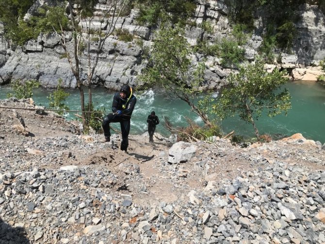 Alanya’da Devrilen Kamyondaki 1 Kişi Alara Çayının Sularına Kapılarak Kayboldu