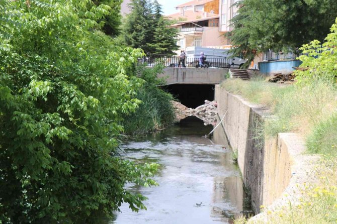 Kırşehir Belediyesi, Molozları Kılıçözlü Deresine Attı