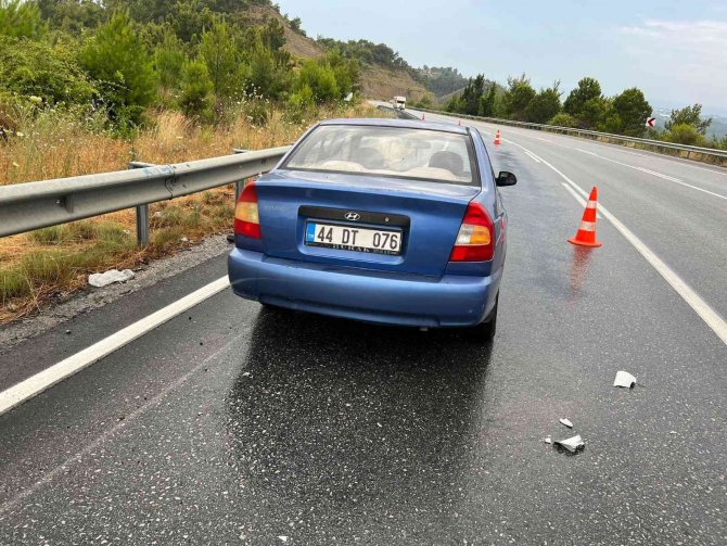 Yağmurdan Kayganlaşan Yolda Üst Üste Trafik Kazaları: 2 Yaralı