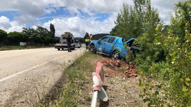 Lastiği Patlayan Pikap Yol Kenarına Devrildi: 3 Yaralı