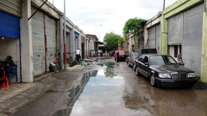 Sağanağın Vurduğu Osmaniye’de Sanayi Esnafı İş Yerlerini Temizleyerek Güne Başladı