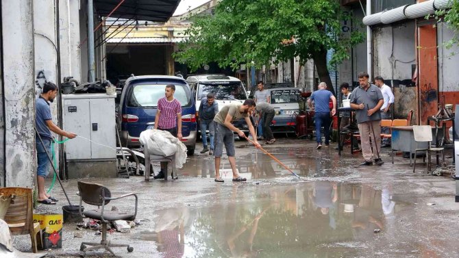 Sağanağın Vurduğu Osmaniye’de Sanayi Esnafı İş Yerlerini Temizleyerek Güne Başladı