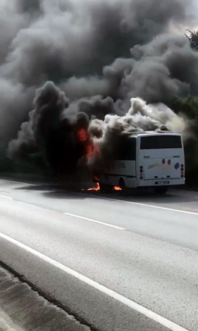 D-100’de Korku Dolu Anlar: Seyir Halindeki İşçi Servisi Alev Topuna Döndü