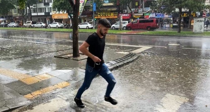 Kısa Süreli Sağanağa Vatandaş Hazırlıksız Yakalandı