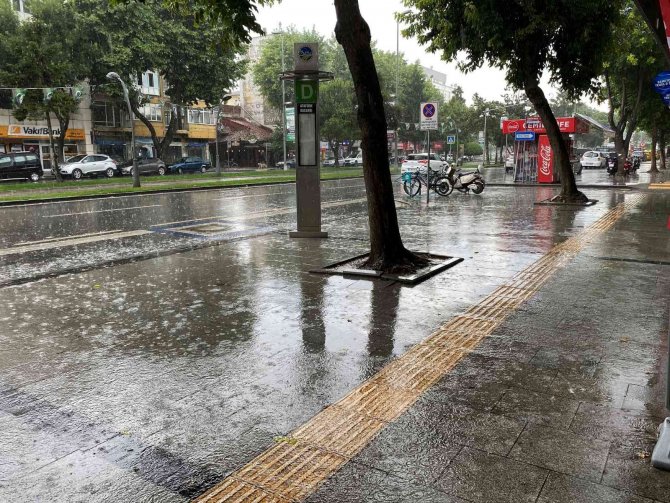 Kısa Süreli Sağanağa Vatandaş Hazırlıksız Yakalandı