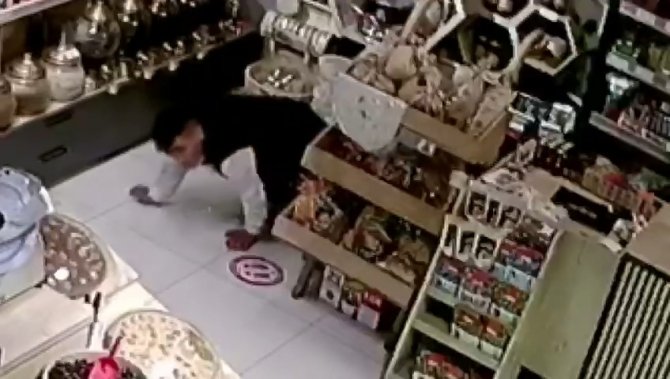 Sancaktepe’de Yürüyerek Girip Para Çaldığı Dükkândan Sürünerek Çıktı