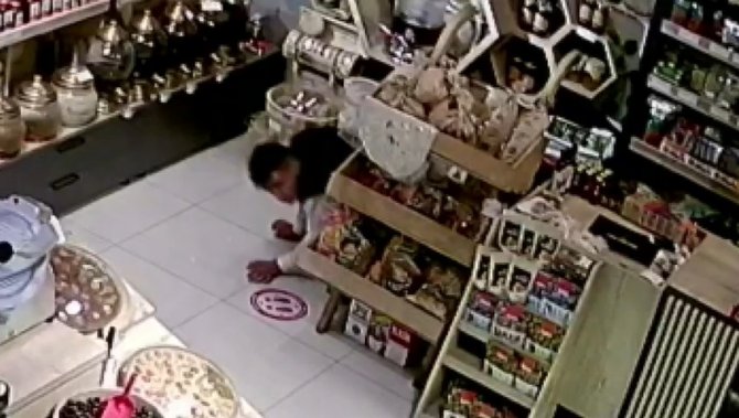 Sancaktepe’de Yürüyerek Girip Para Çaldığı Dükkândan Sürünerek Çıktı