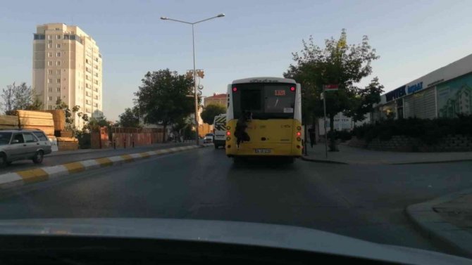 Sultanbeyli’de İ̇ett Otobüsüne Takılan Patenli Gençten Tehlikeli Hareketler