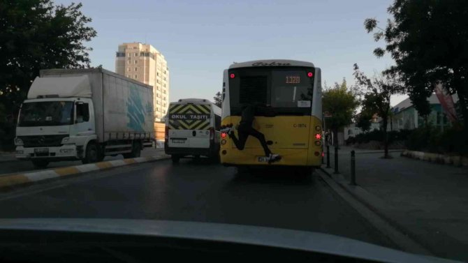Sultanbeyli’de İ̇ett Otobüsüne Takılan Patenli Gençten Tehlikeli Hareketler