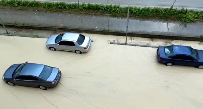 Bartın’da Sağanak Yolları Nehre Dönüştürdü
