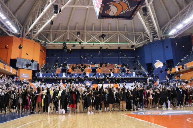 Toros Üniversitesi’nde Mezuniyet Coşkusu