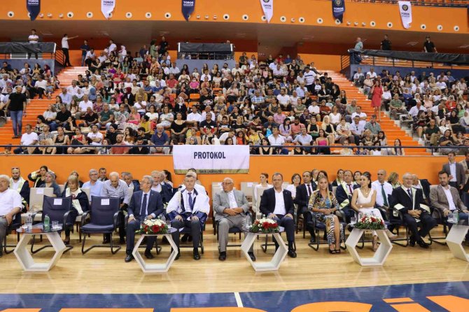 Toros Üniversitesi’nde Mezuniyet Coşkusu
