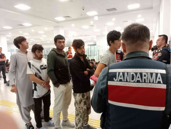 Yabancı Uyruklu 131 Kaçak Göçmen Sınır Dışı Edildi