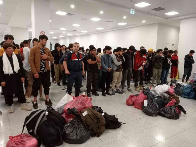 Yabancı Uyruklu 131 Kaçak Göçmen Sınır Dışı Edildi