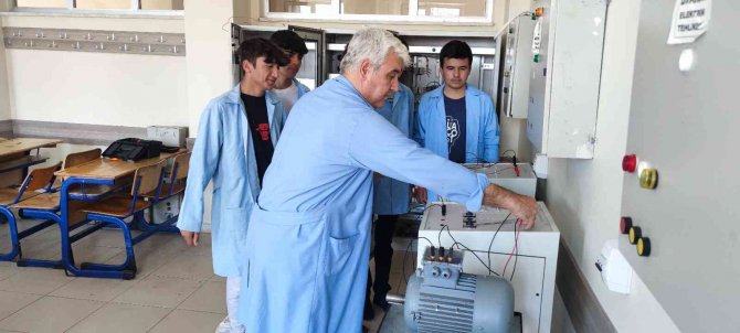 Türkiye’de İlk Kez Bir Okul Güneş Paneli Atölyesi Kurdu