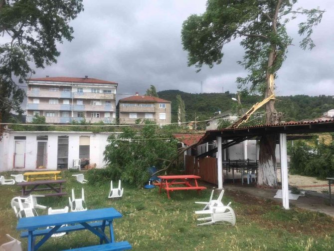 Şiddetli Fırtınada İşletme Zarar Gördü