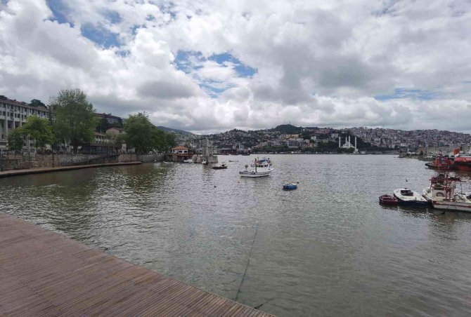 Şiddetli Yağış Sonrası Liman Sarıya Boyandı