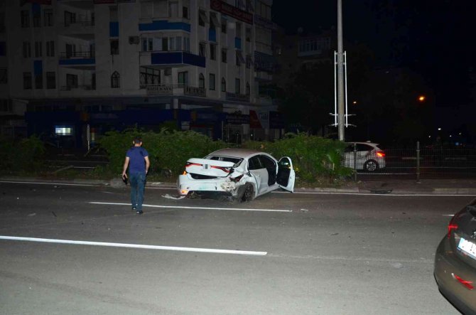 Kaza Sonrası Savrulan Otomobil Kaldırımda Yürüyen Yayaya Çarptı: 2 Yaralı