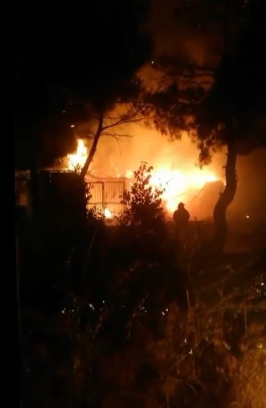 Antalya’da Müstakil Ev Çıkan Yangında Alev Topuna Döndü