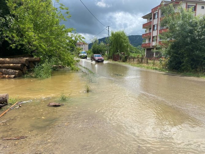 Bartın’da Sağanak Sonrası Dereler Taştı, Yollar Göle Döndü
