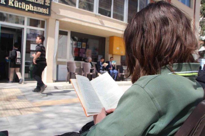 Bilecik’te Sokakta Kitap Okuma Etkinliği