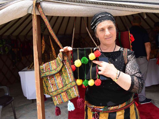 30 İlin Yöresel Yemekleri Ve El Sanatları Ahlat’ta Sergilendi