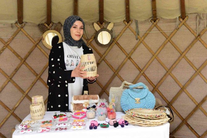 30 İlin Yöresel Yemekleri Ve El Sanatları Ahlat’ta Sergilendi