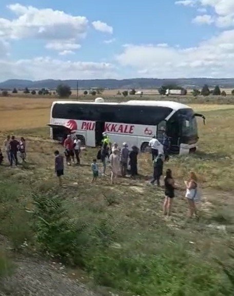 Pamukkale Firmasına Ait Yolcu Otobüsü Tarlaya Uçtu