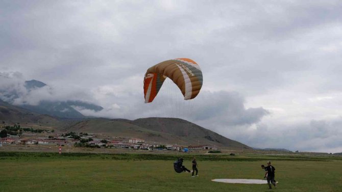 Erzincan’da Yamaç Paraşütü Hedef Şampiyonası