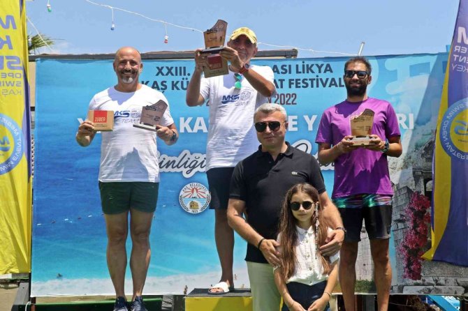 Uluslararası Meis-kaş Yüzme Yarışı’nda Dereceye Girenlere Ödülleri Verildi