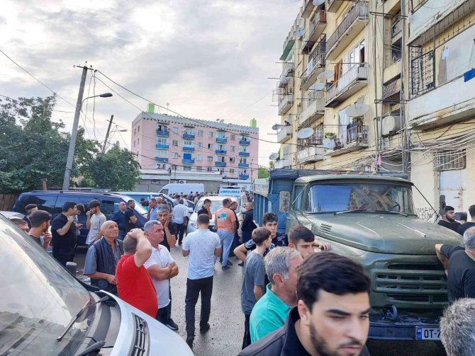 Gürcistan’da Evin Balkonu Çöktü: 2 Ölü, 2 Yaralı