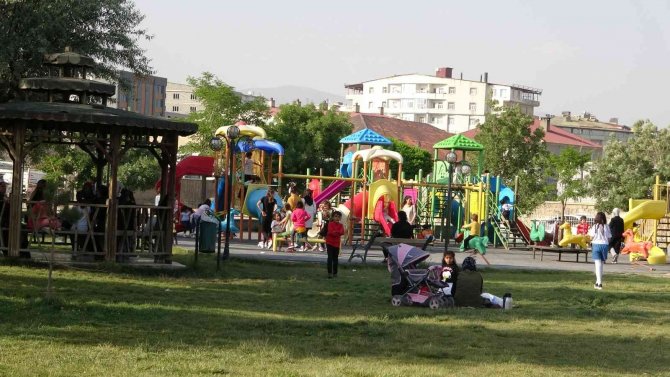 Güneşli Havayı Fırsat Bilen Yüksekovalılar Parklara Akın Etti
