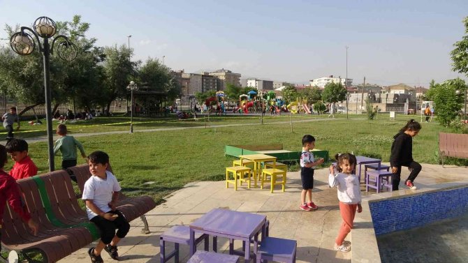 Güneşli Havayı Fırsat Bilen Yüksekovalılar Parklara Akın Etti