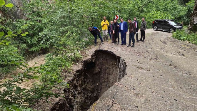 Kanyondaki Suyun Debisi Yükseldi, Yol Çöktü