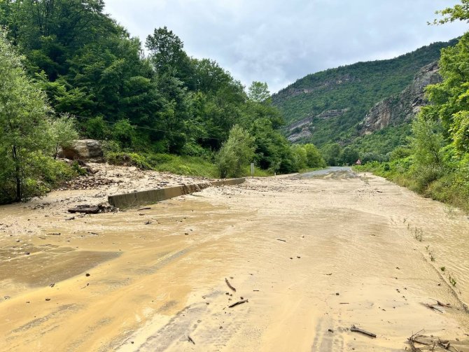 Ormandan Gelen Su Karayolunu Taş Ve Çamur İçerisinde Bıraktı
