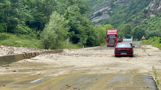 Ormandan Gelen Su Karayolunu Taş Ve Çamur İçerisinde Bıraktı