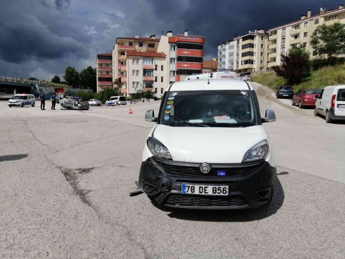 Hafif Ticari Araçla Çarpışan Otomobil Ters Döndü: 2 Yaralı