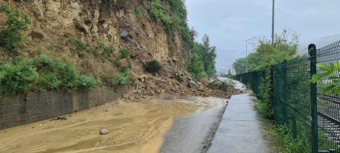 Yağmur Sonrası İlçede Heyelanlar Meydana Geldi
