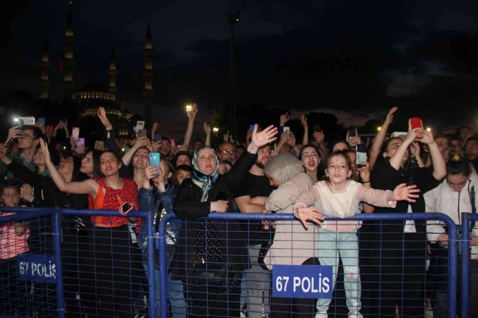 Sevilen Sanatçısı Ekin Uzunlar, Zonguldak’ta Konser Verdi