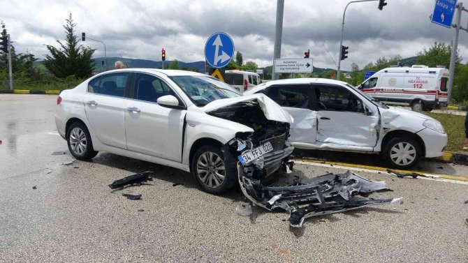 Kavşakta Kazalar Art Arda Geldi: 4 Yaralı
