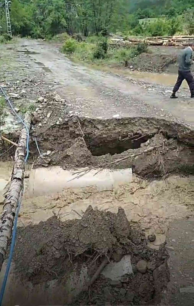 Taşan Deredeki Menfezler Yıkıldı, Üç Köyün Bağlantısı Kesildi